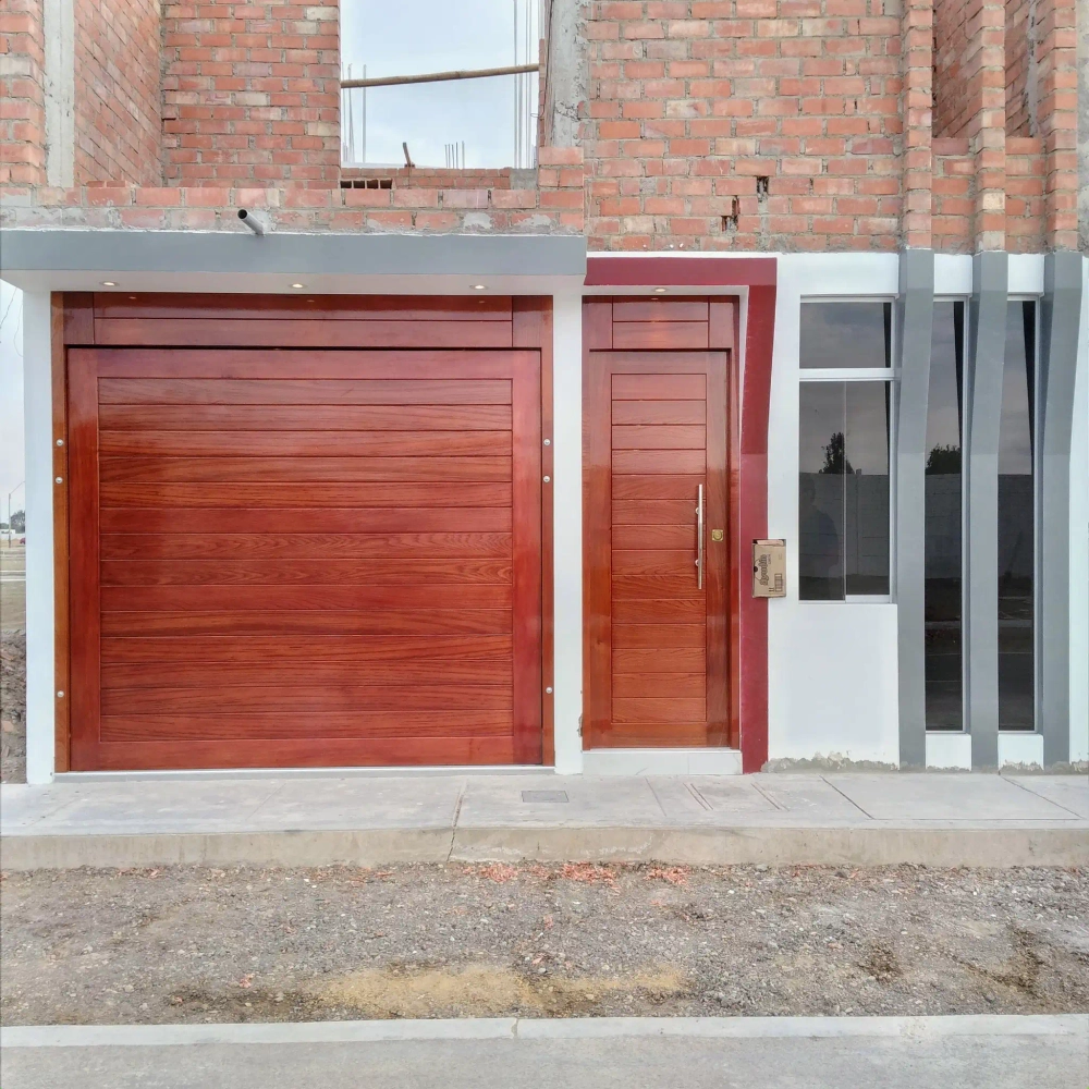 Silla gris con detalle naranja