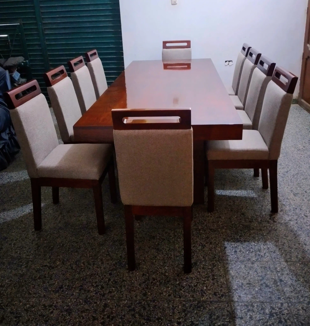 Silla gris con detalle naranja