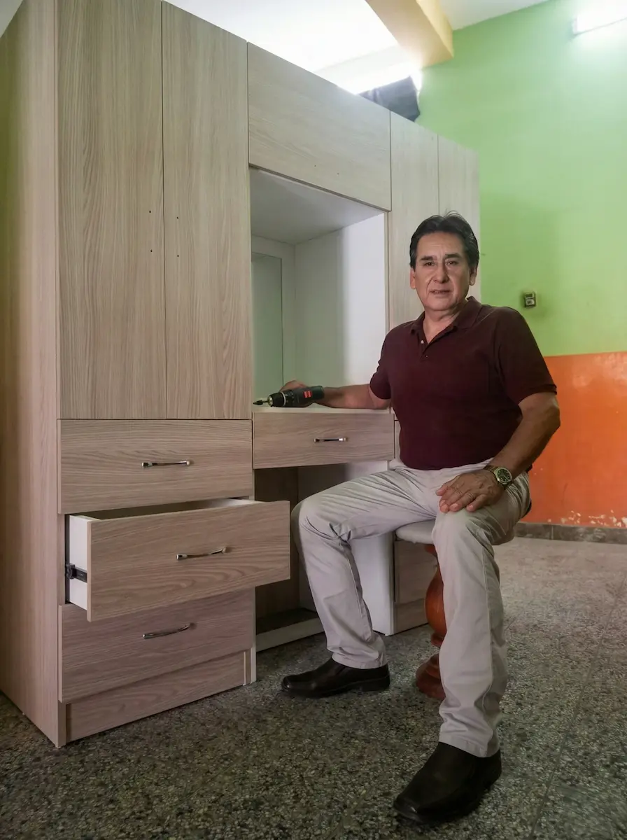 Experto carpintero junto en un mueble de melamina finalizado