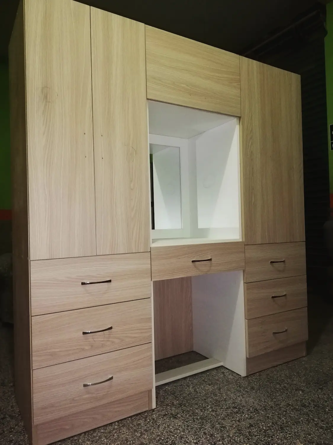 Distribución interior con estantes para ropa doblada