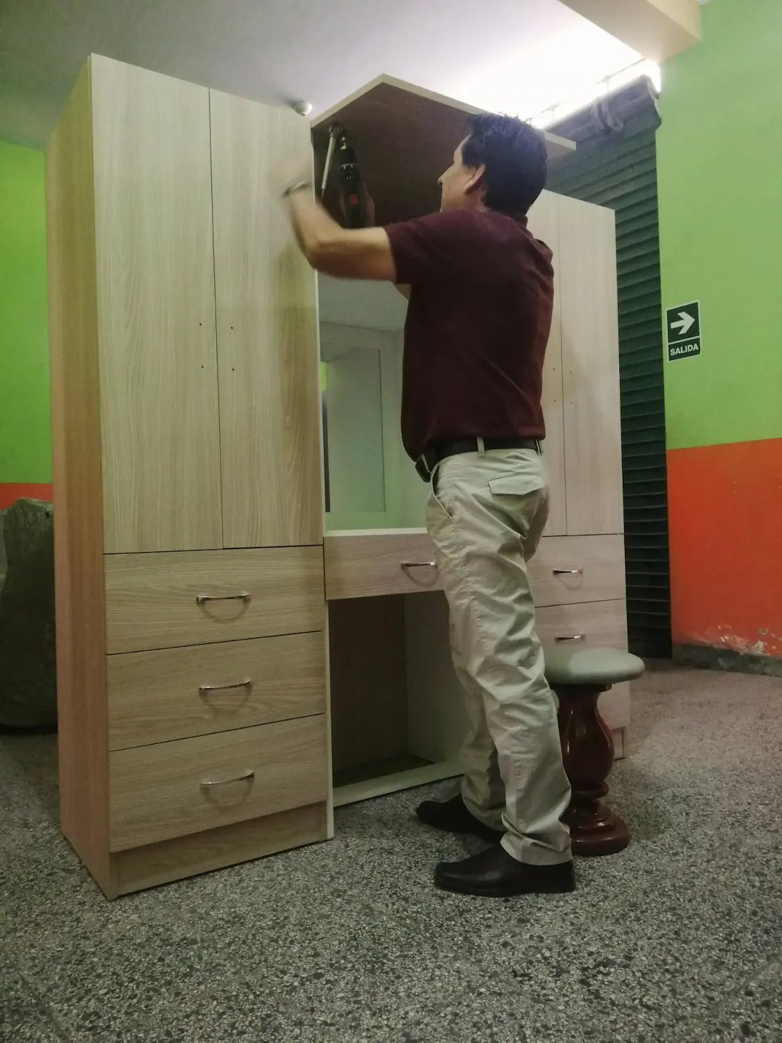 Zona de tocador integrada con acabados clásicos