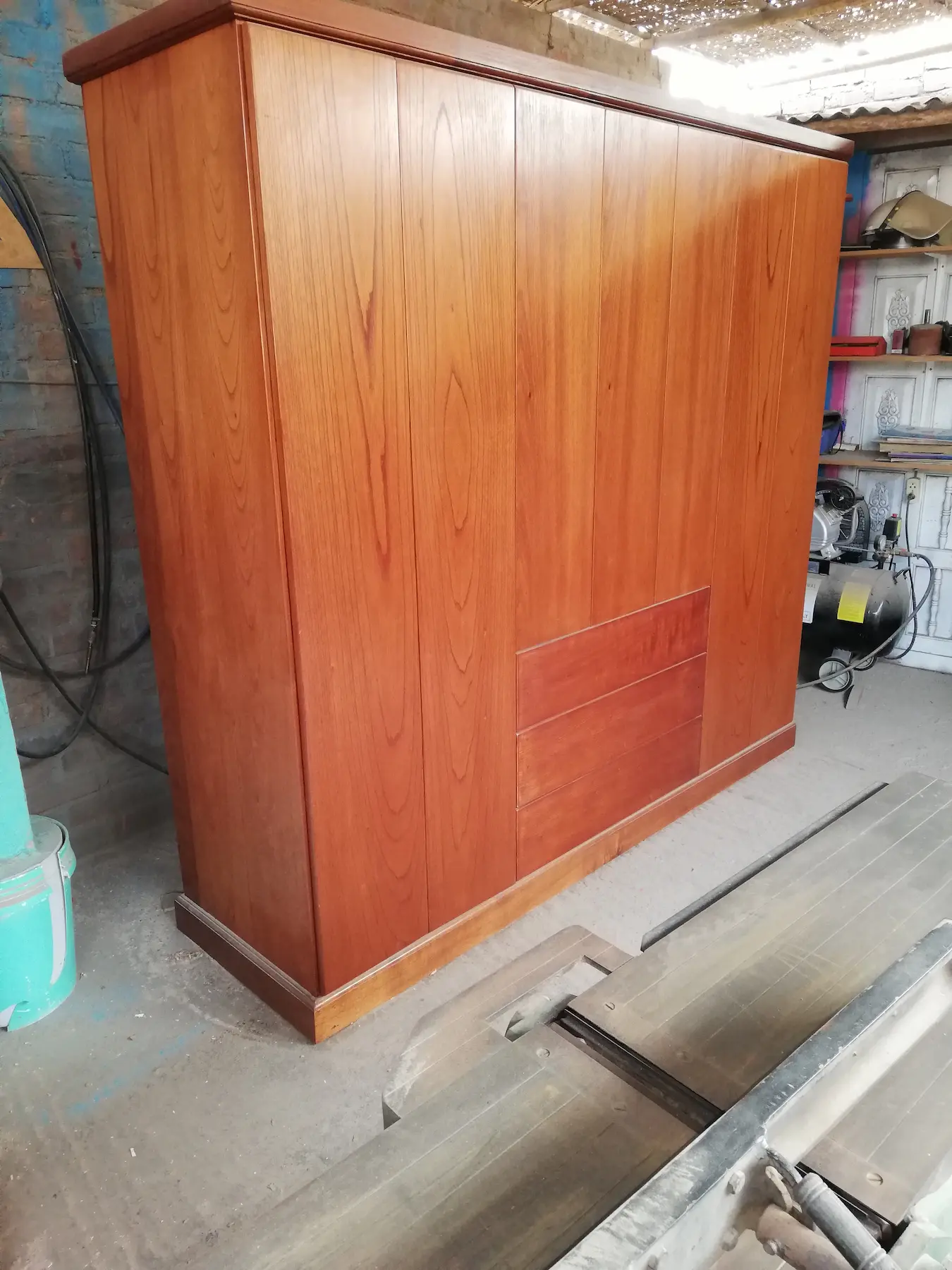 Armario de madera cedro diseño clásico en habitación