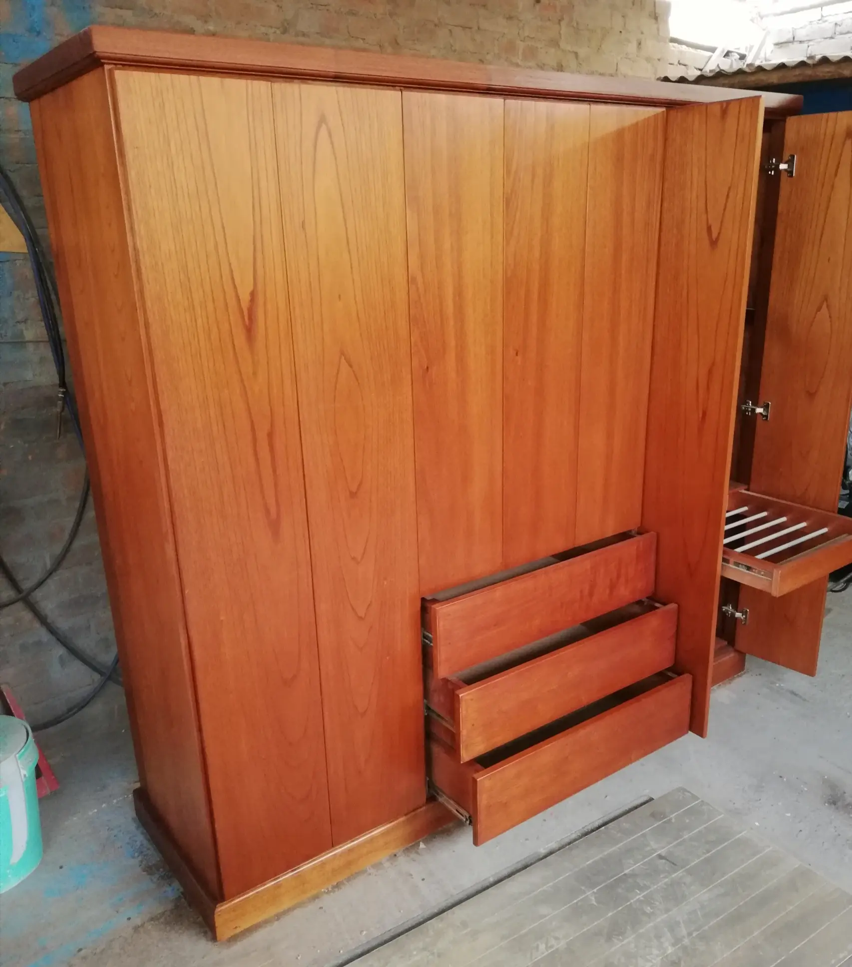 Puertas de madera cedro con acabado natural brillante