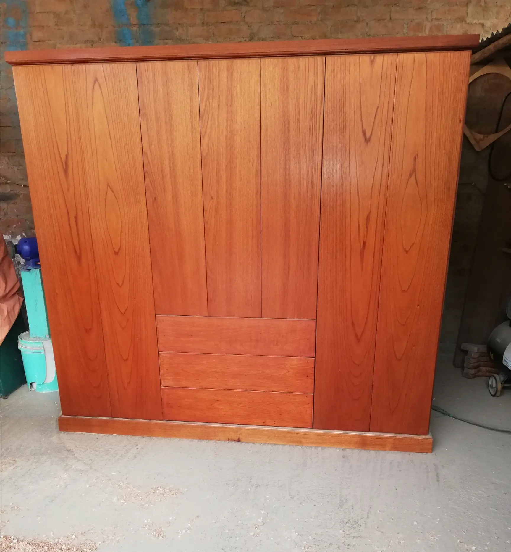 Distribución interna espaciosa con maleteros y colgadores