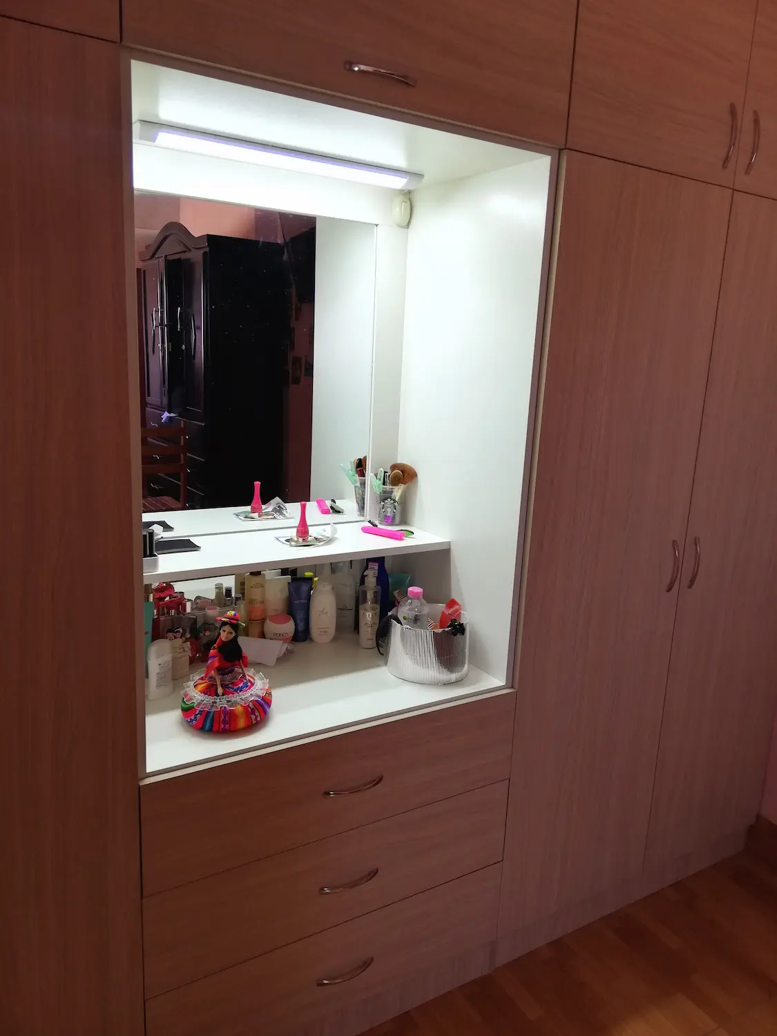 Tocador con cajones y espejo integrado al mueble