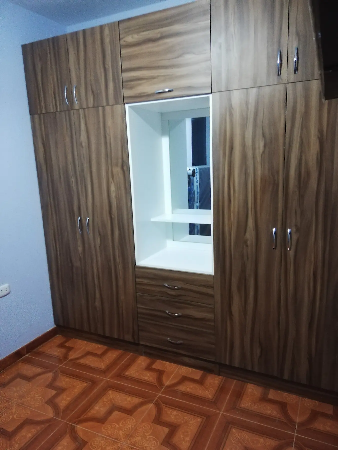 Distribución interna espaciosa de ropero empotrado