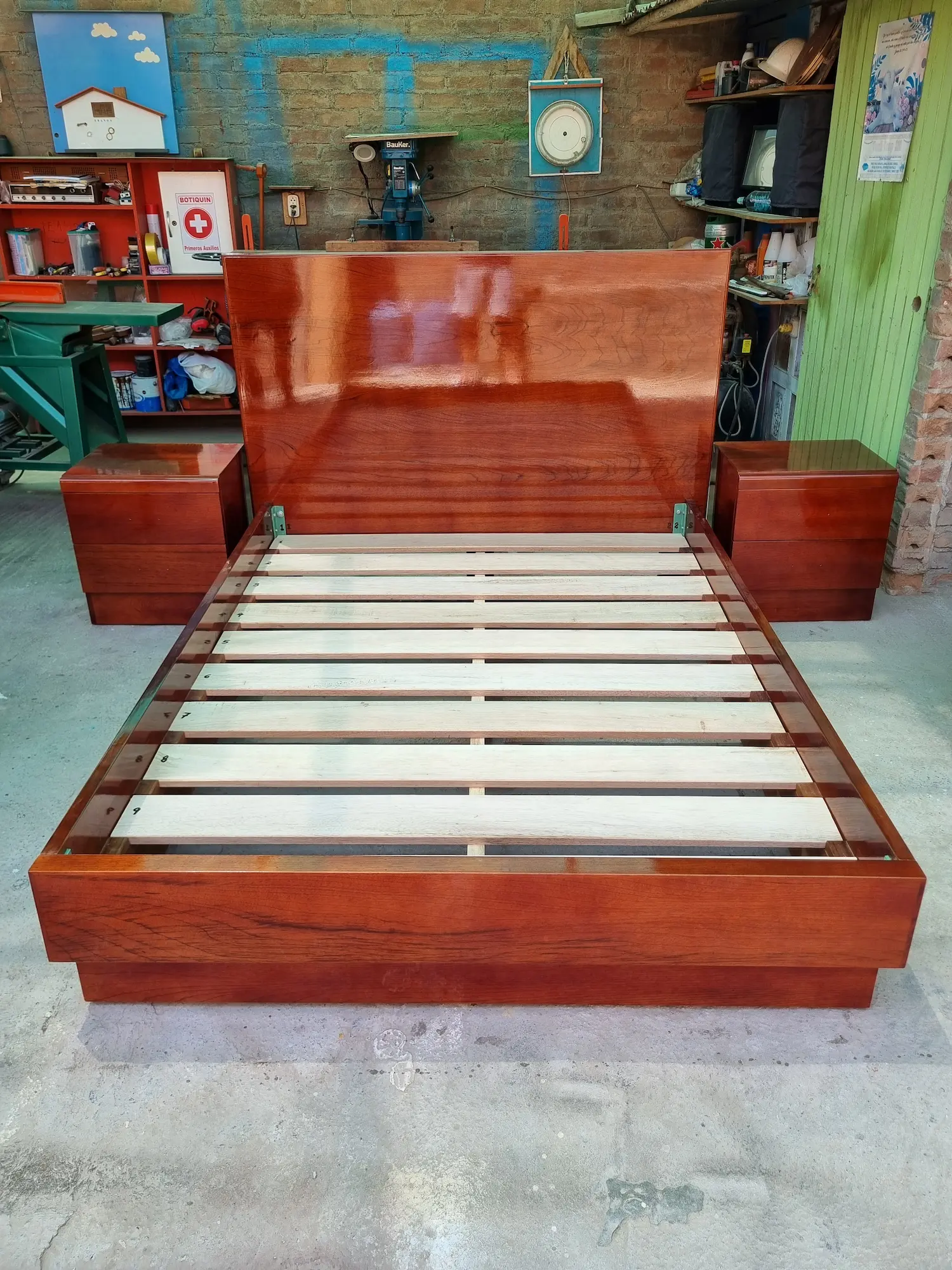 Velador de dos cajones con acabado espejo en cedro