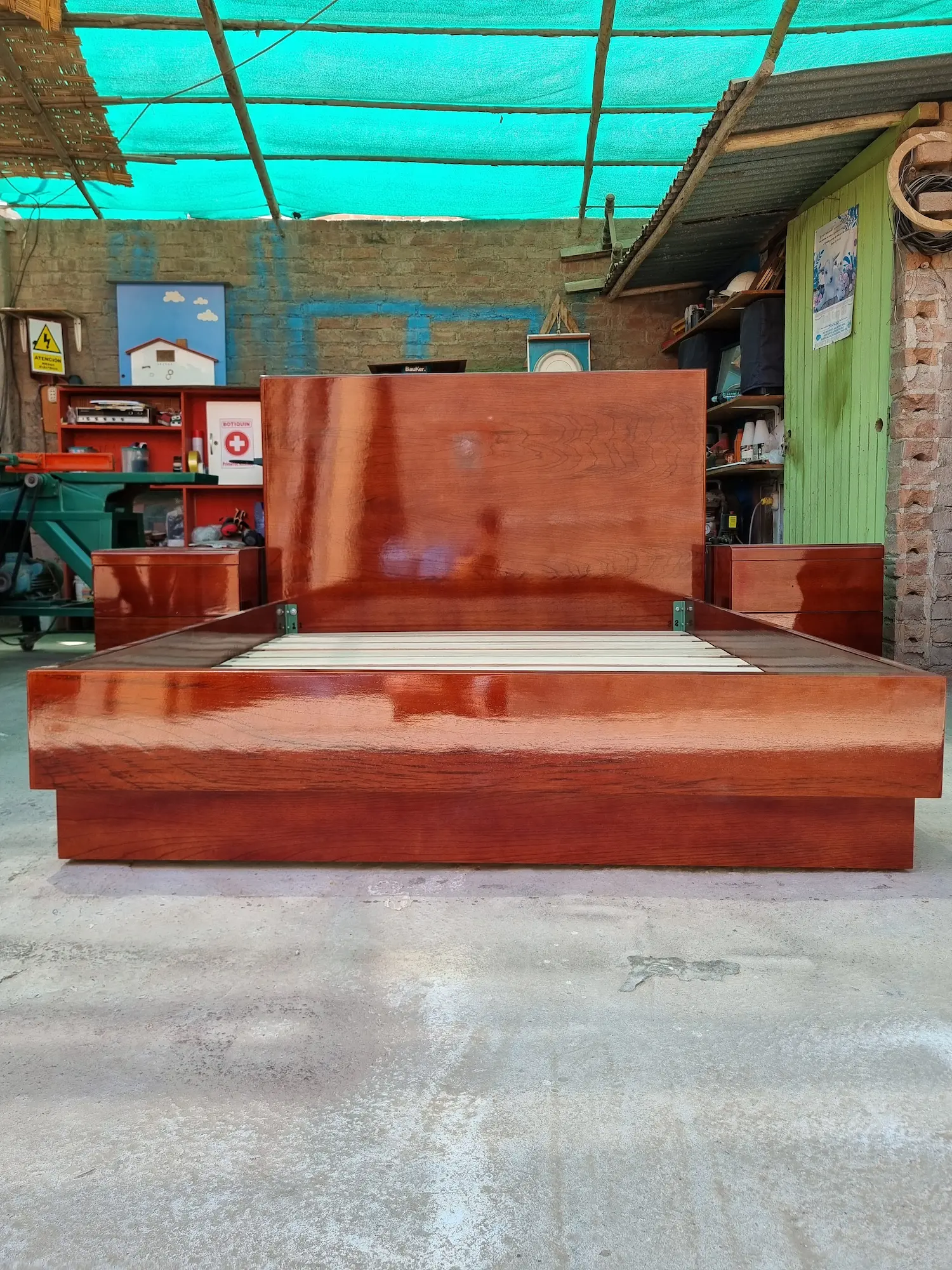 Entrega de proyecto por maestro carpintero en taller