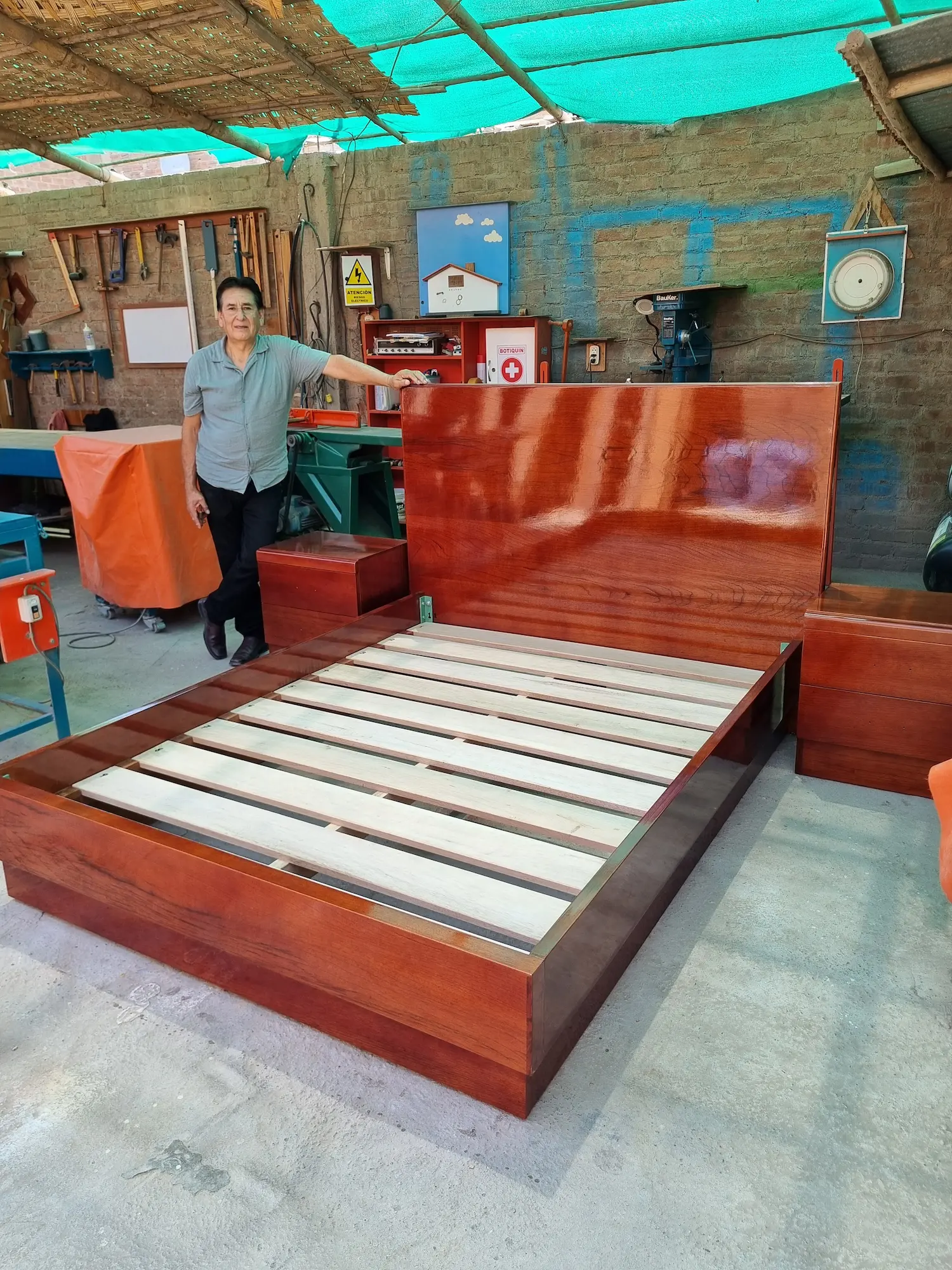 Estructura de parrilla resistente de madera sólida