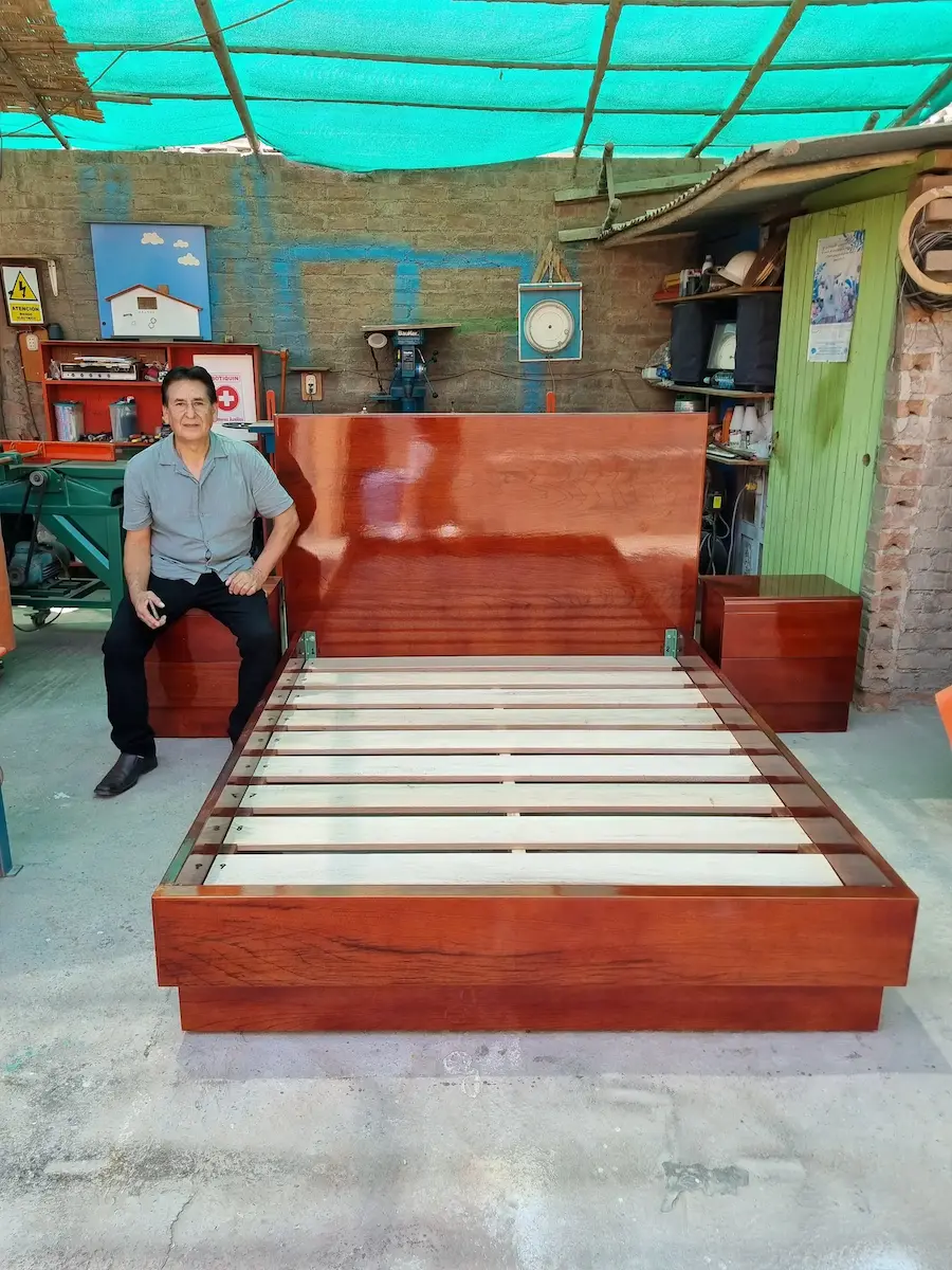 Cama de madera cedro acabado brillante con veladores