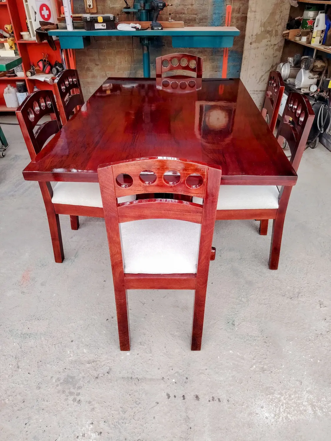 Superficie de mesa con acabado DD brillante 7 capas