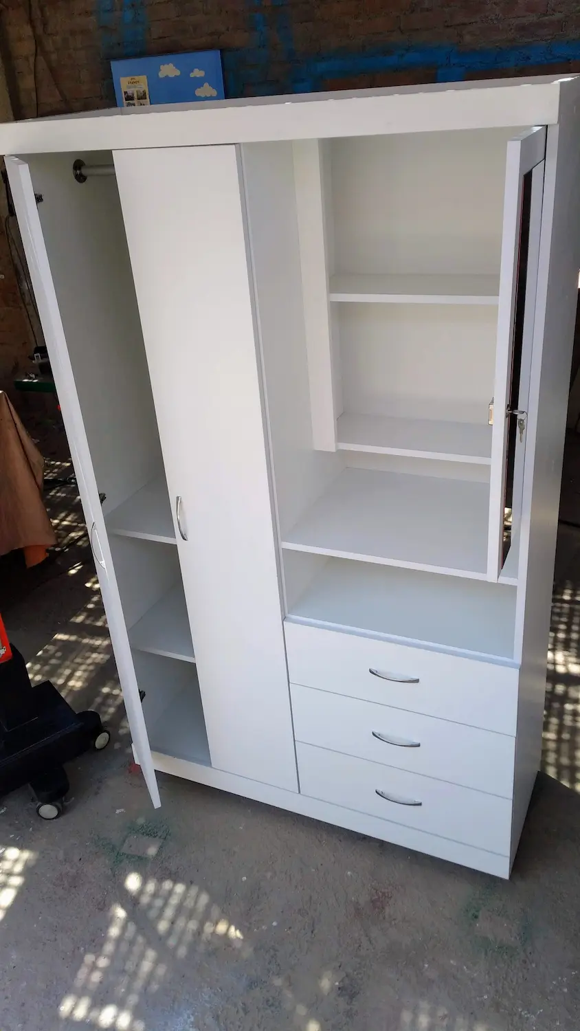 Vista frontal del armario con tocador y cajonería