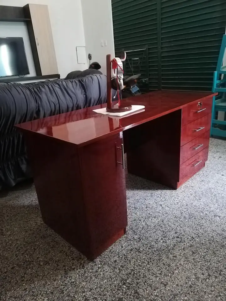 Detalle del soporte de audífonos hecho en madera cedro