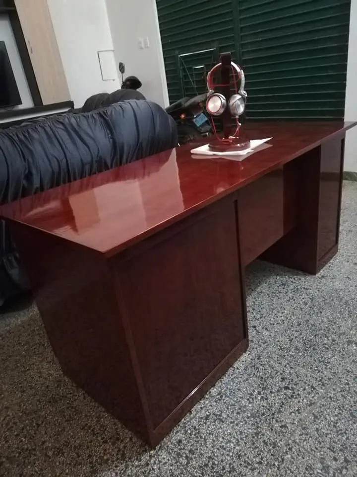 Fino acabado natural de la superficie del escritorio