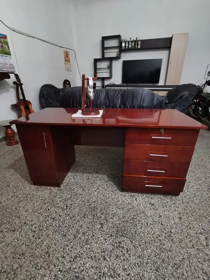 Escritorio de madera cedro acabado natural con accesorios