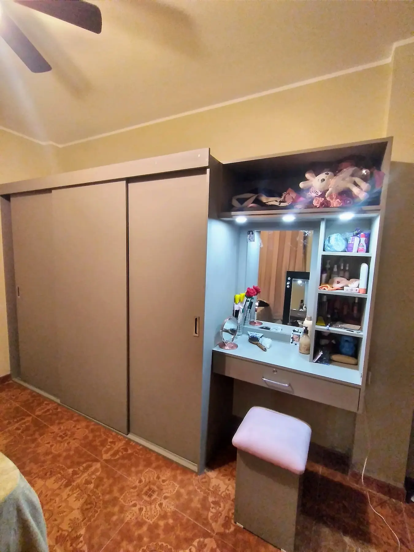 Detalle del espejo con iluminación LED integrada