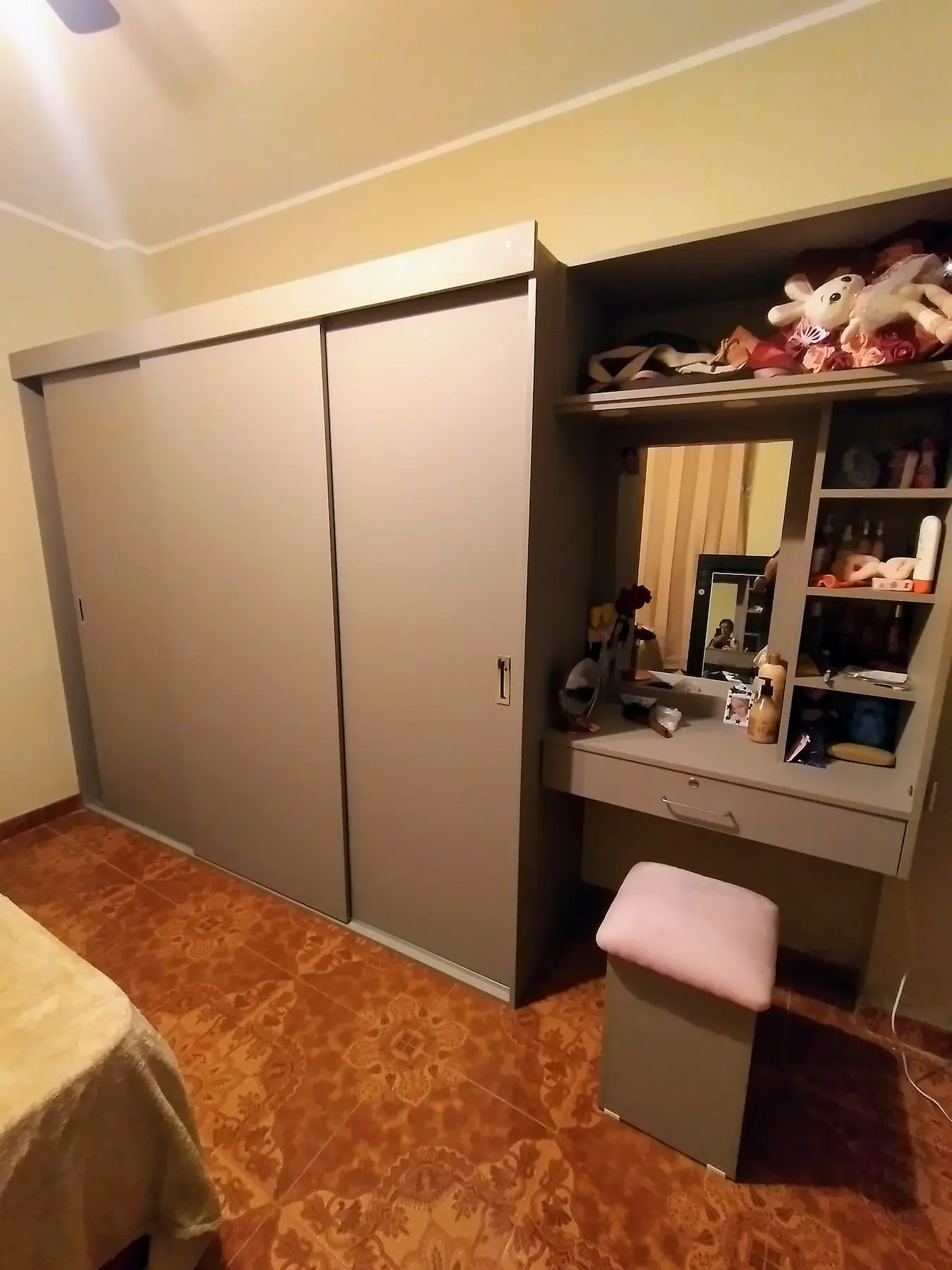 Clóset color taupe con puertas corredizas y tocador iluminado