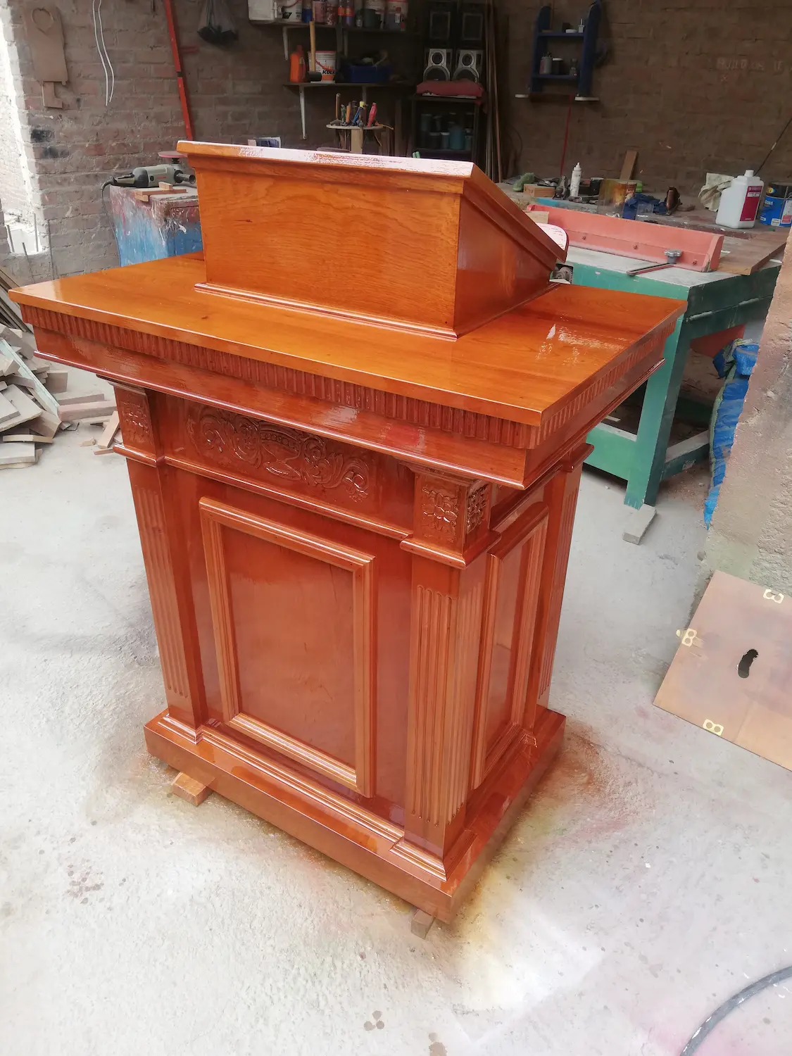 Púlpito de madera cedro con detalles tallados