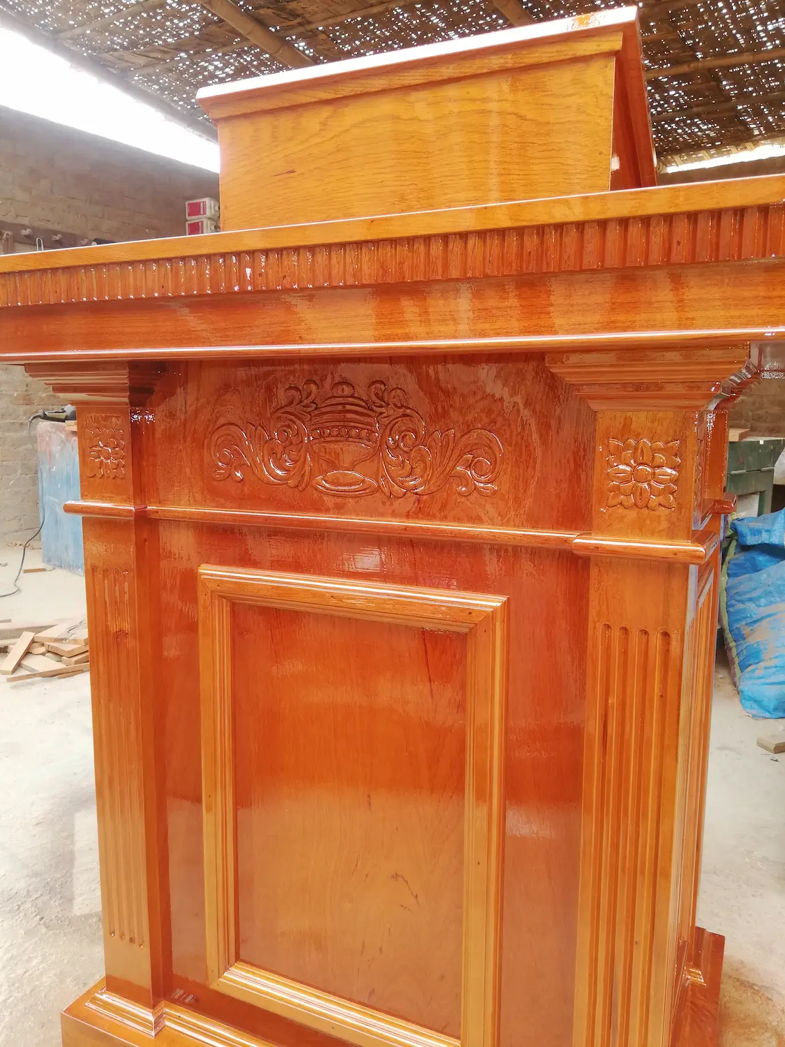 Vista lateral del ambón mostrando la estructura sólida