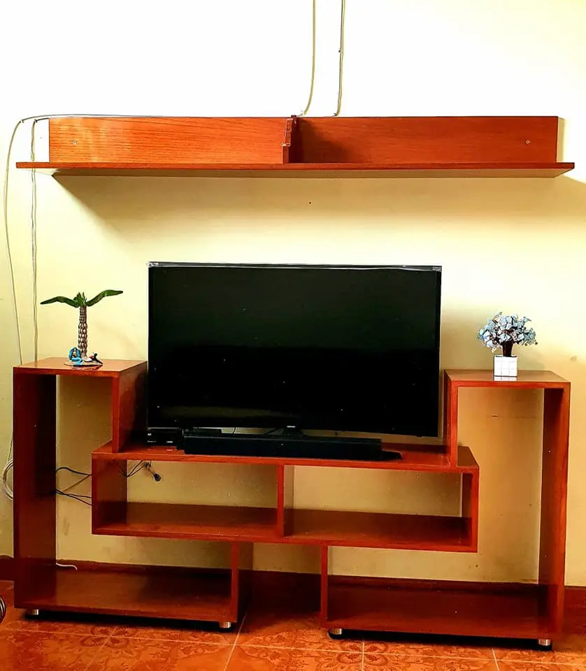 Centro de entretenimiento de madera cedro con TV curva