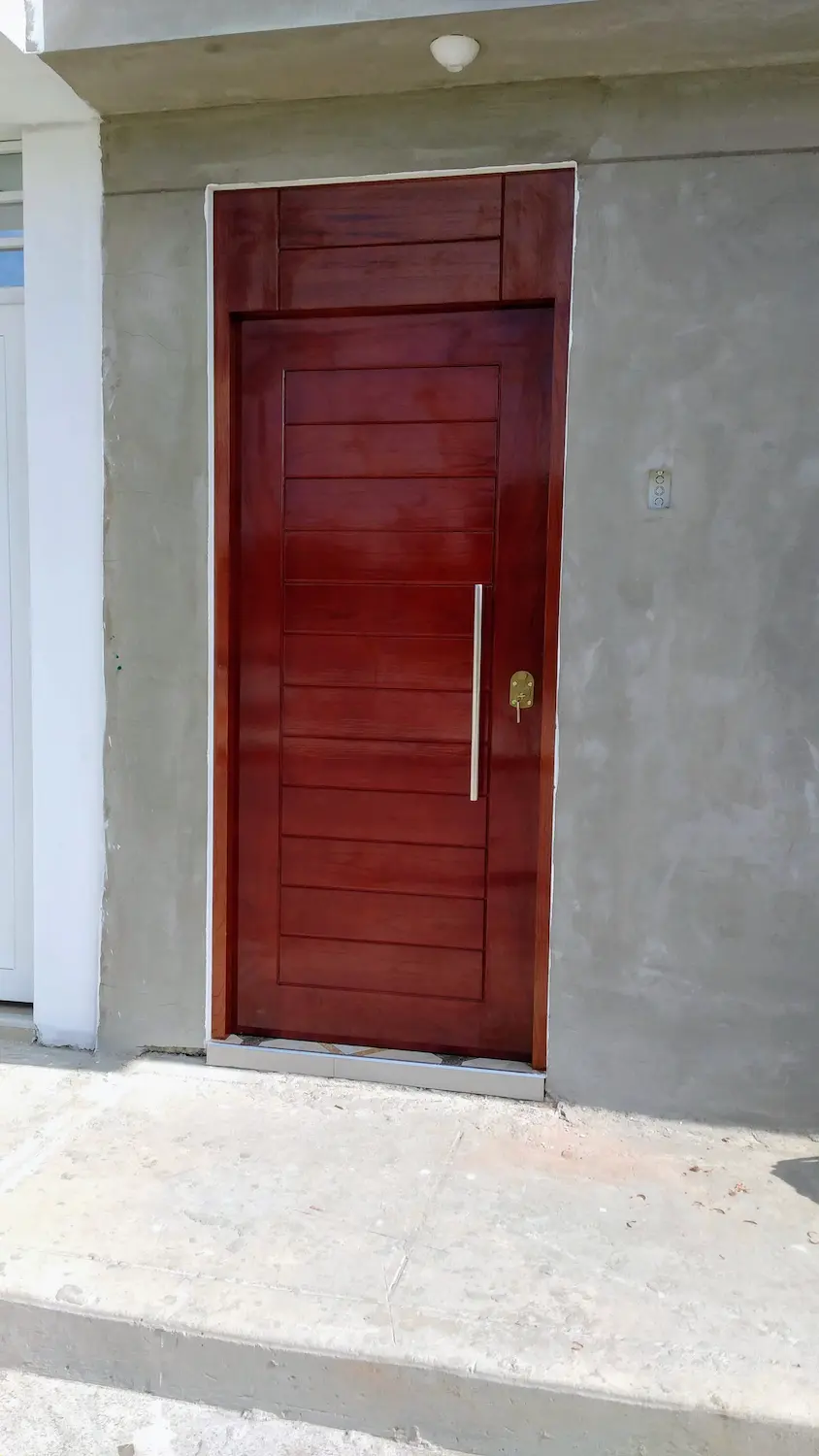 Detalle del mecanismo levadizo del portón de cedro