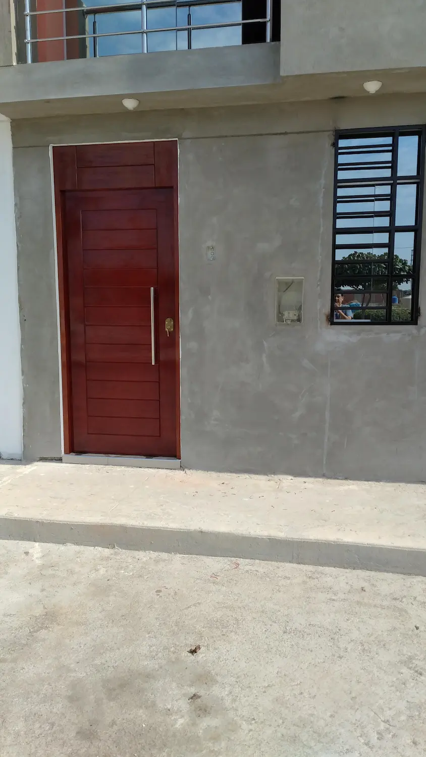 Vista lateral del portón levadizo de madera cedro