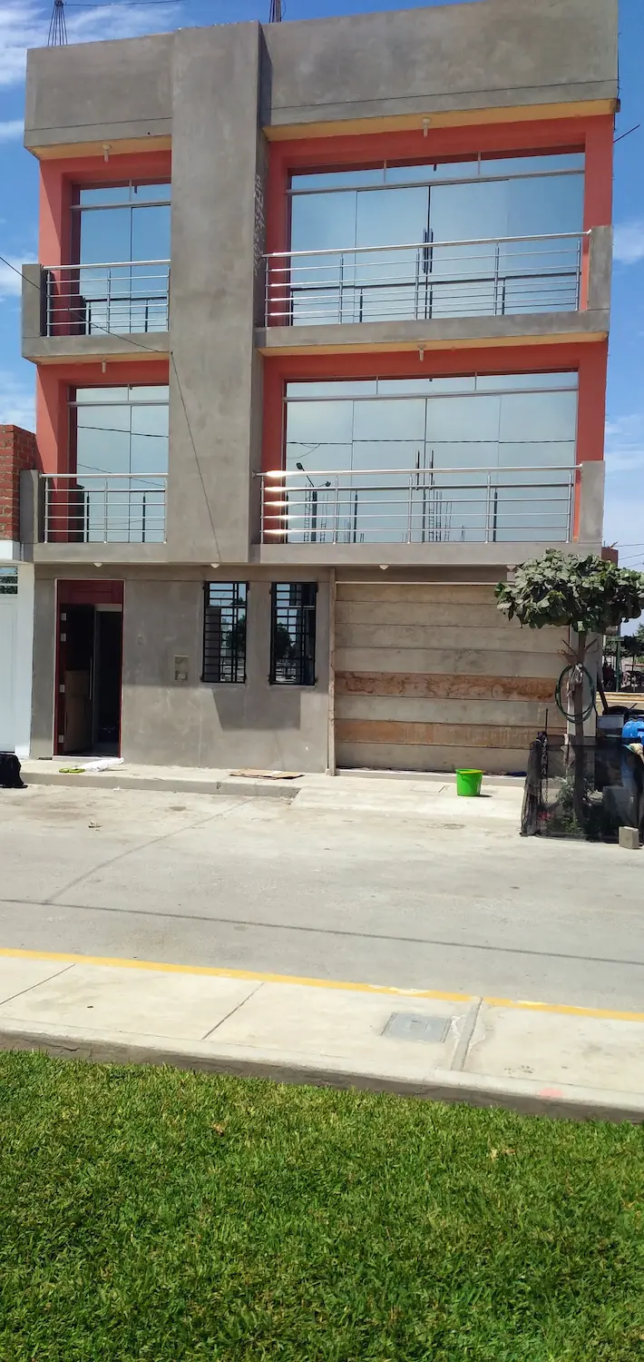 Puerta principal de madera cedro con diseño moderno