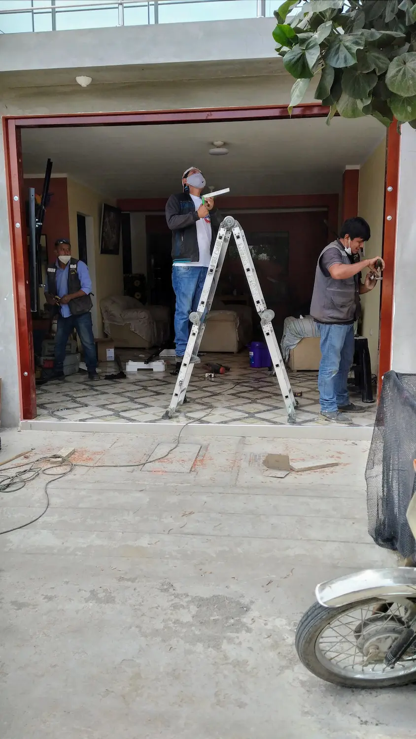 Puerta principal de madera cedro con diseño moderno