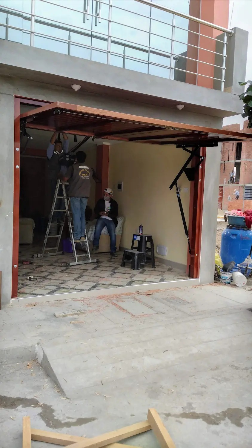 Puerta principal de madera cedro con diseño moderno