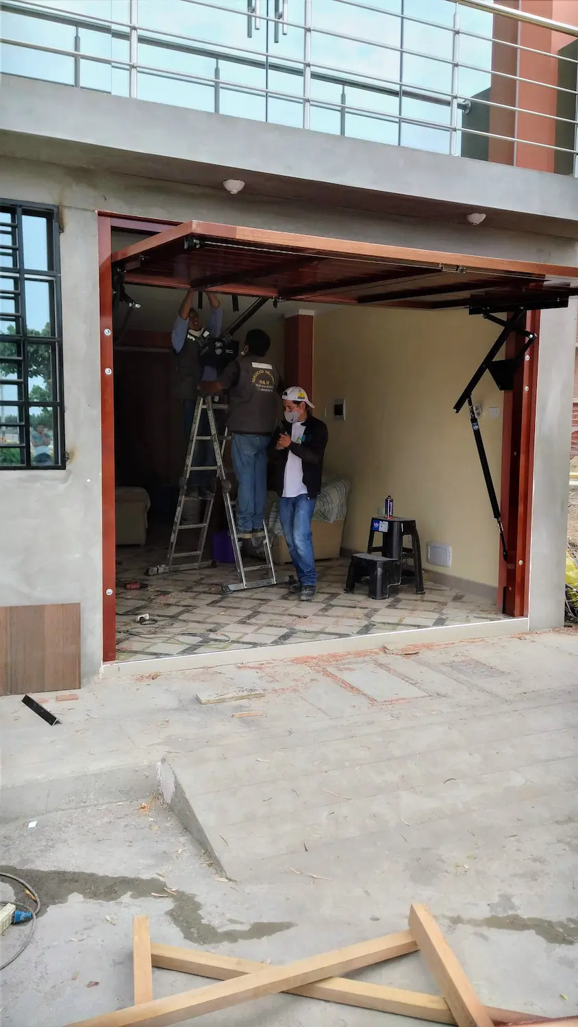 Puerta principal de madera cedro con diseño moderno