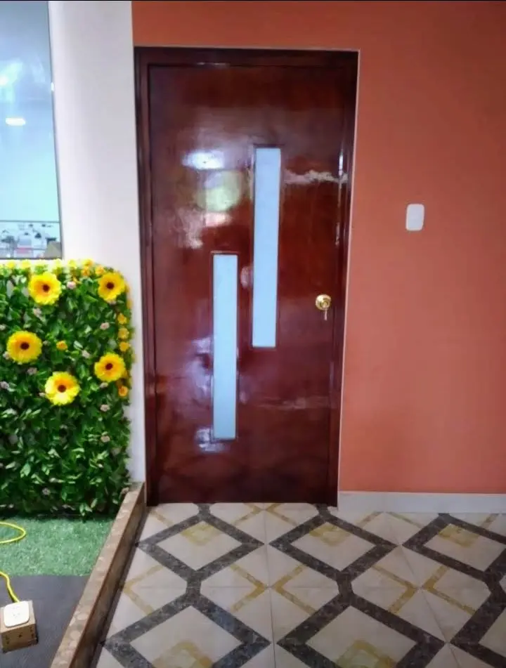 Puerta principal de madera cedro con diseño moderno