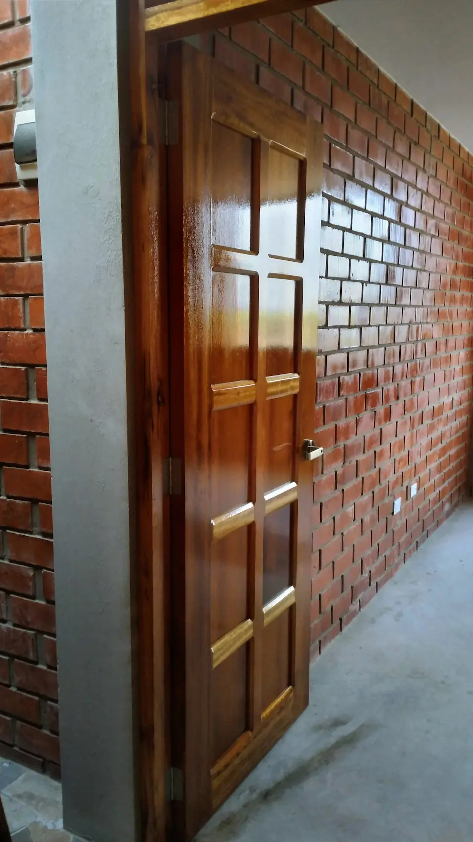 Puerta de madera cedro color natural diseño clásico