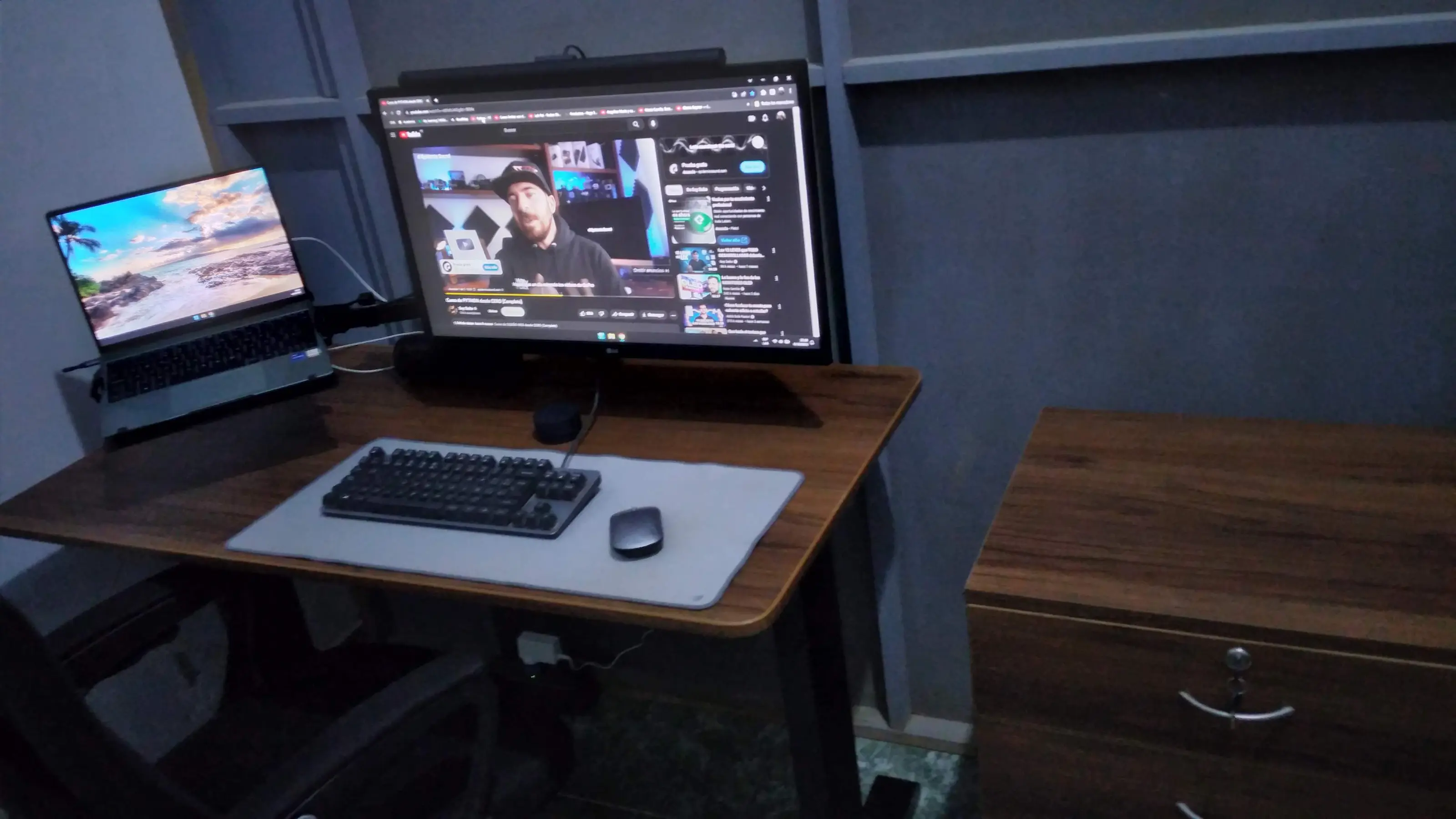 Escritorio de madera para programador con laptop y monitor