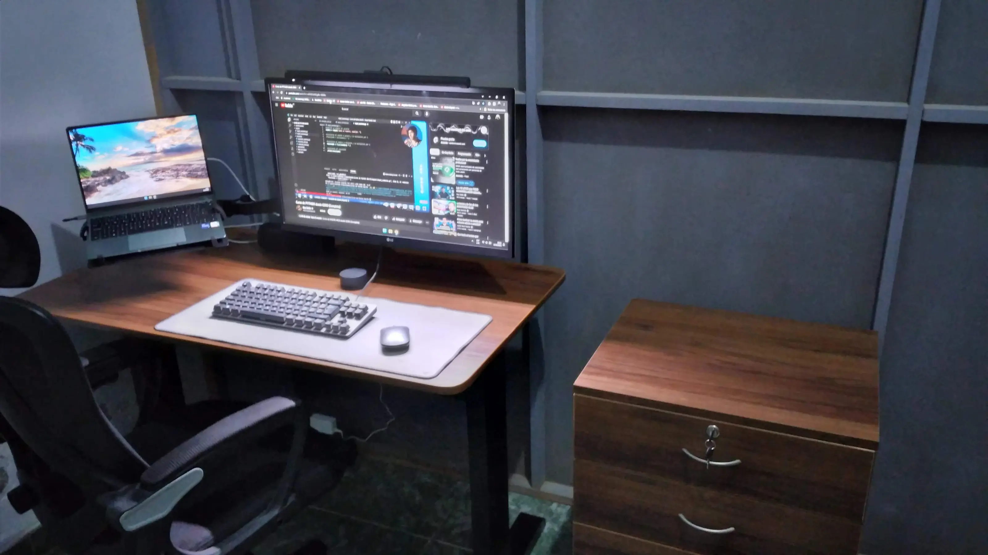 Amplia superficie de trabajo para teclado y mousepad