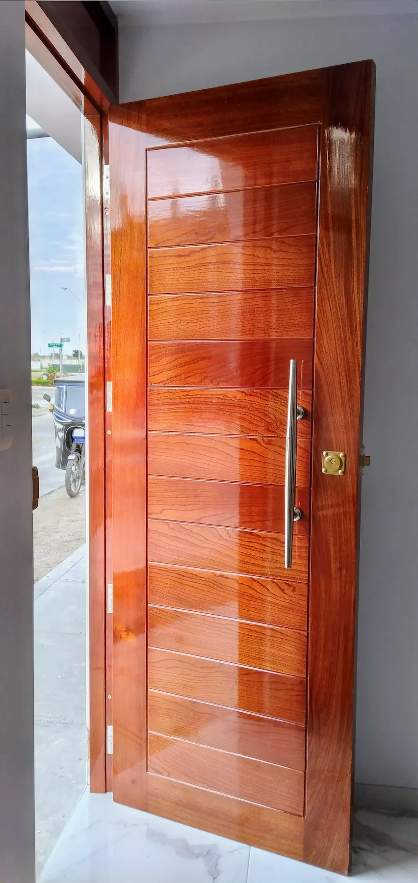 Portón de madera cedro sistema levadizo automático