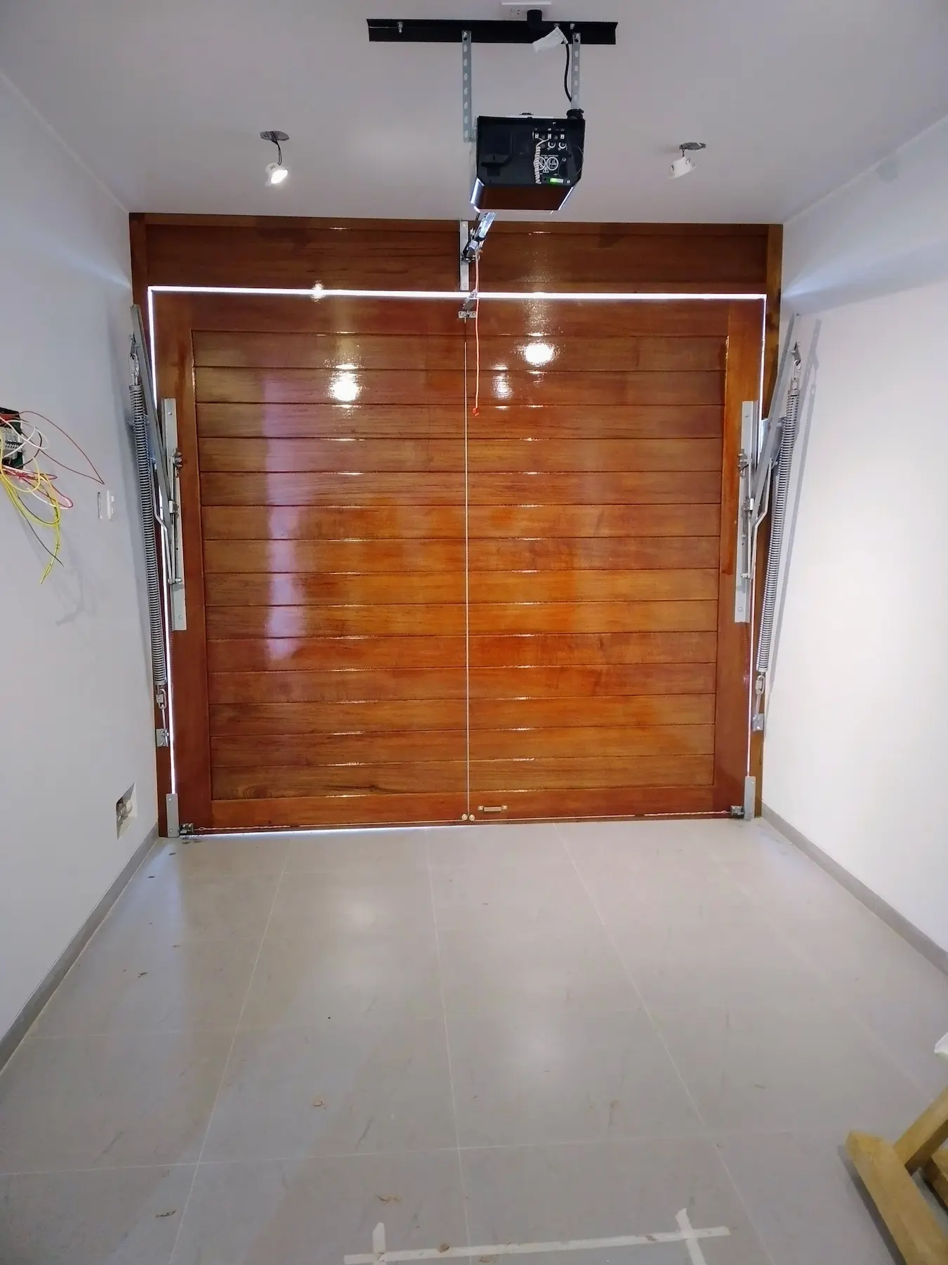 Portón de madera cedro sistema levadizo automático