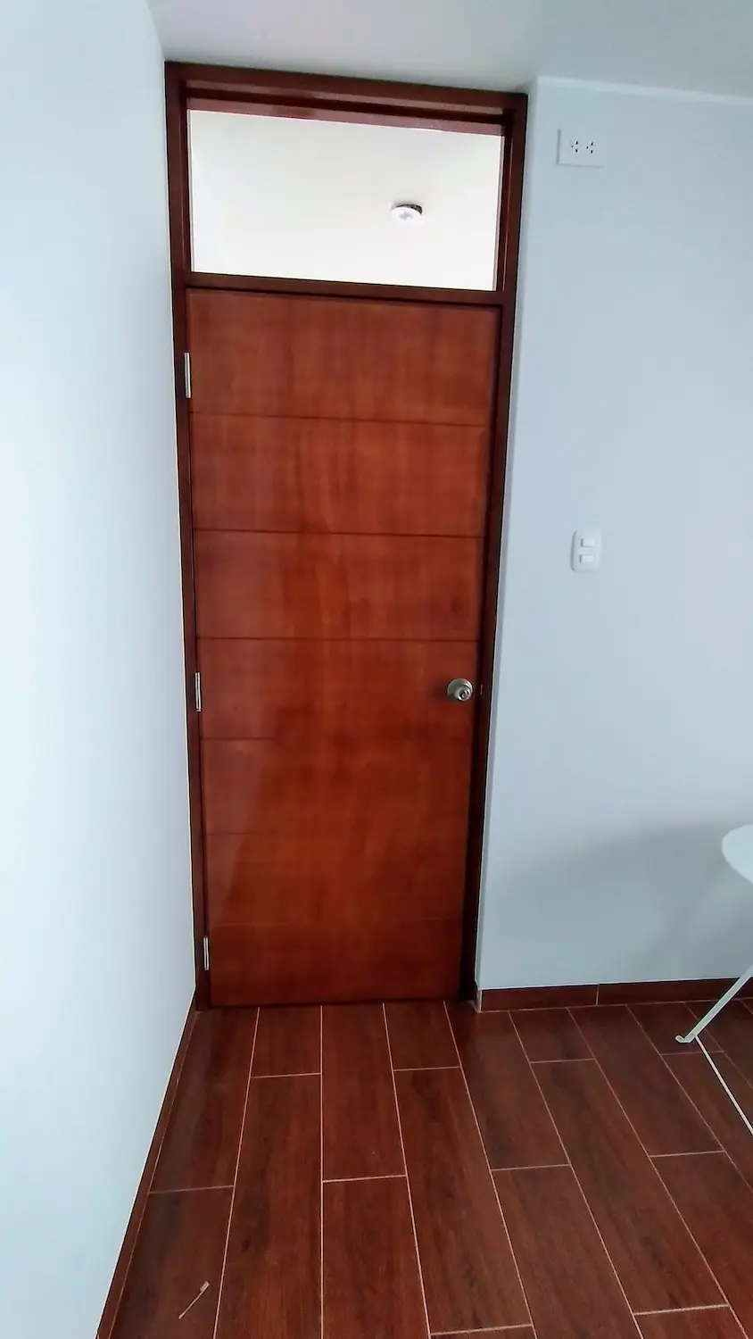 Portón de madera cedro sistema levadizo automático