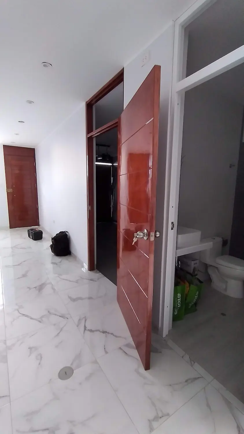 Portón de madera cedro sistema levadizo automático