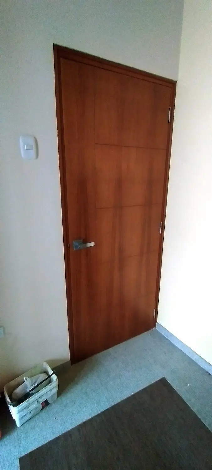 Portón de madera cedro sistema levadizo automático