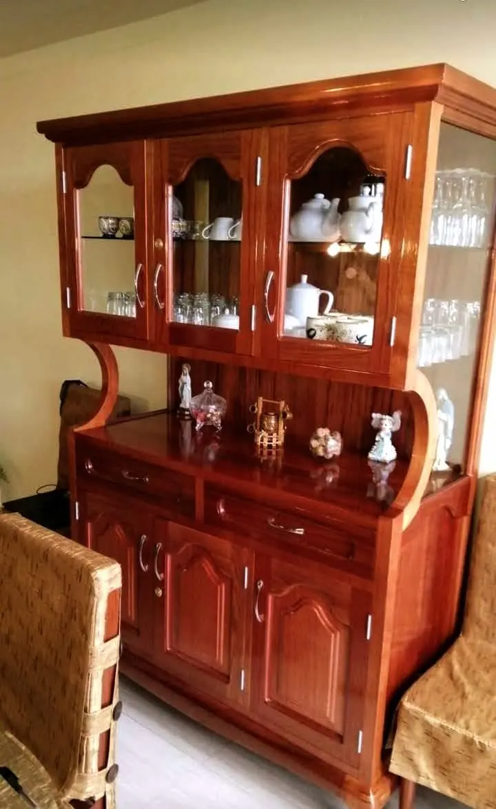 Vitrina de madera cedro diseño clásico en sala