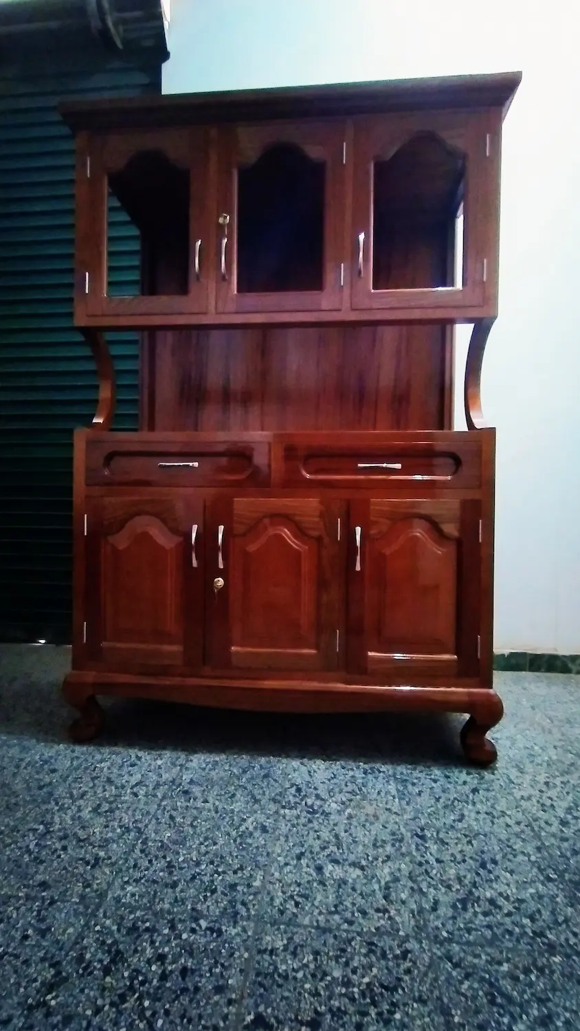 Detalle del tallado y acabado en madera cedro