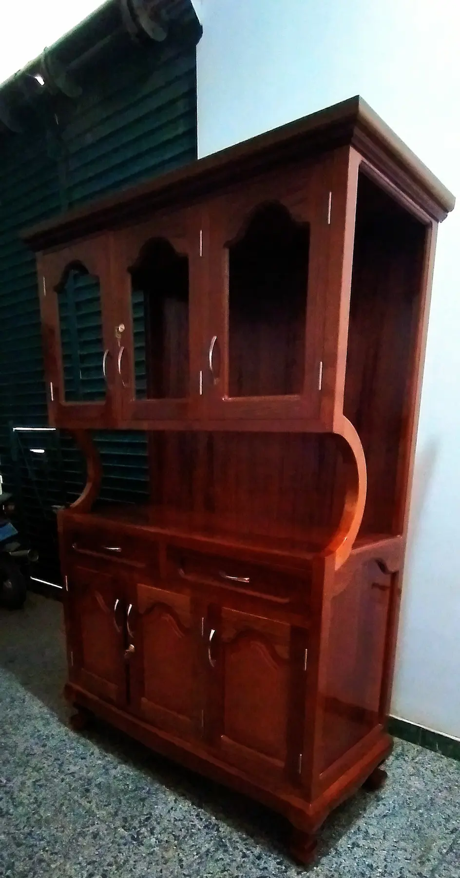 Puertas de vidrio con marcos de madera fina