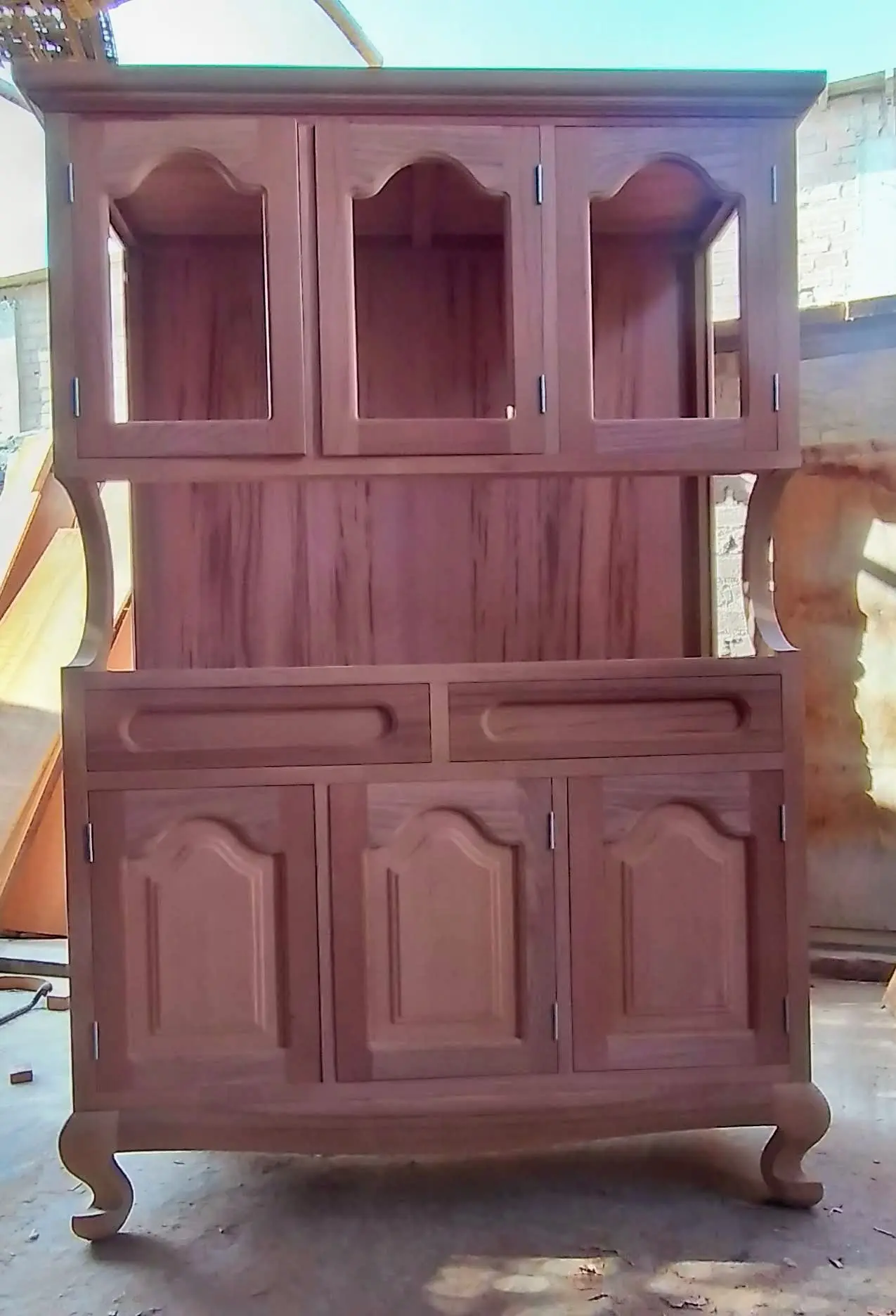 Vista lateral mostrando la veta natural del cedro