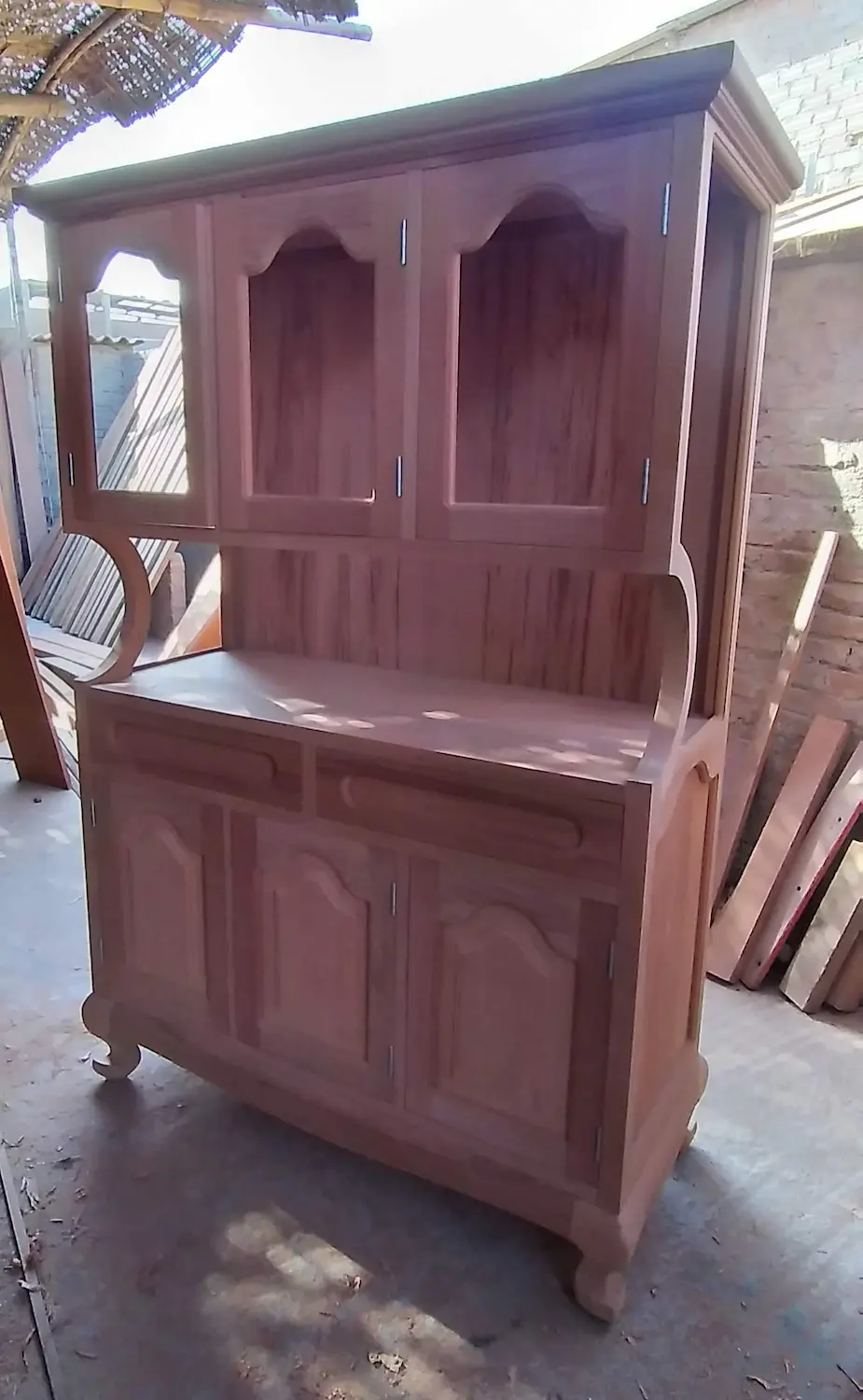 Vista lateral mostrando la veta natural del cedro