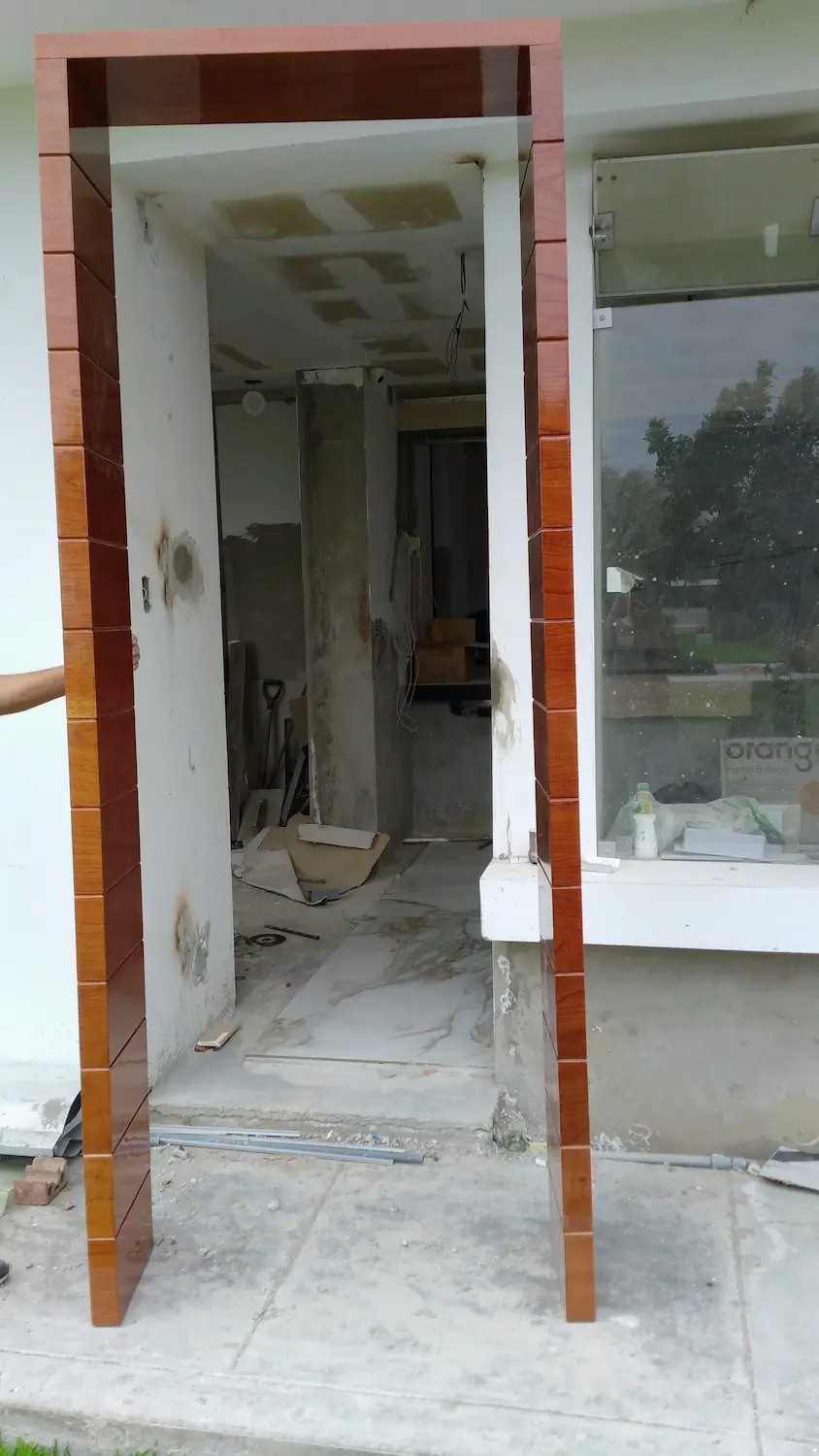 Detalle de instalación de chapa digital en madera