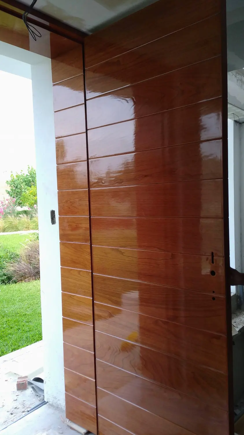 Detalle de instalación de chapa digital en madera