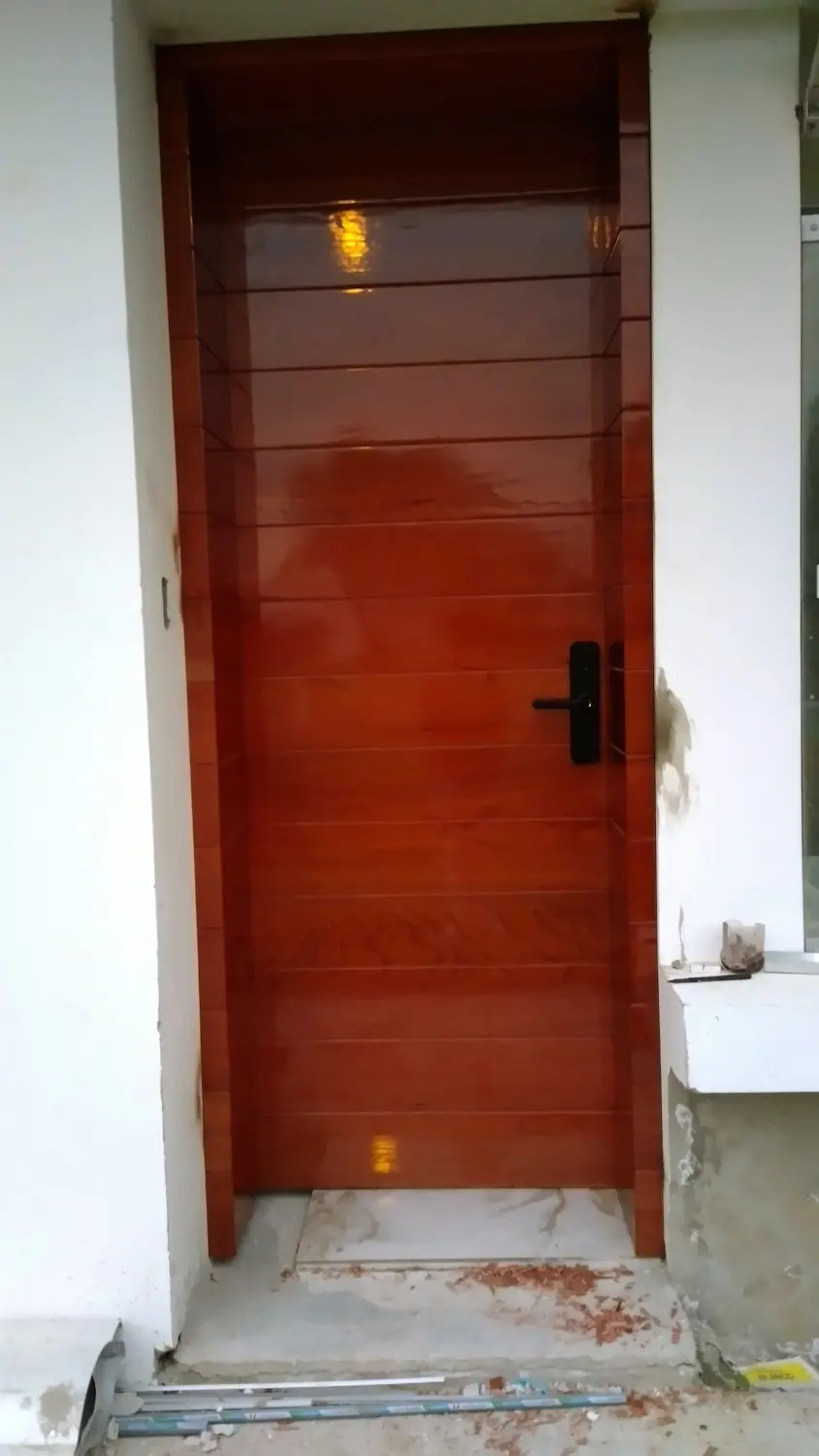 Detalle de instalación de chapa digital en madera