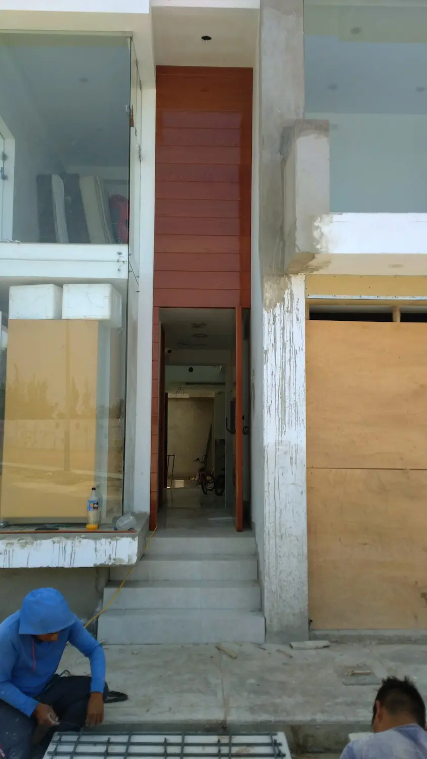 Detalle de instalación de chapa digital en madera