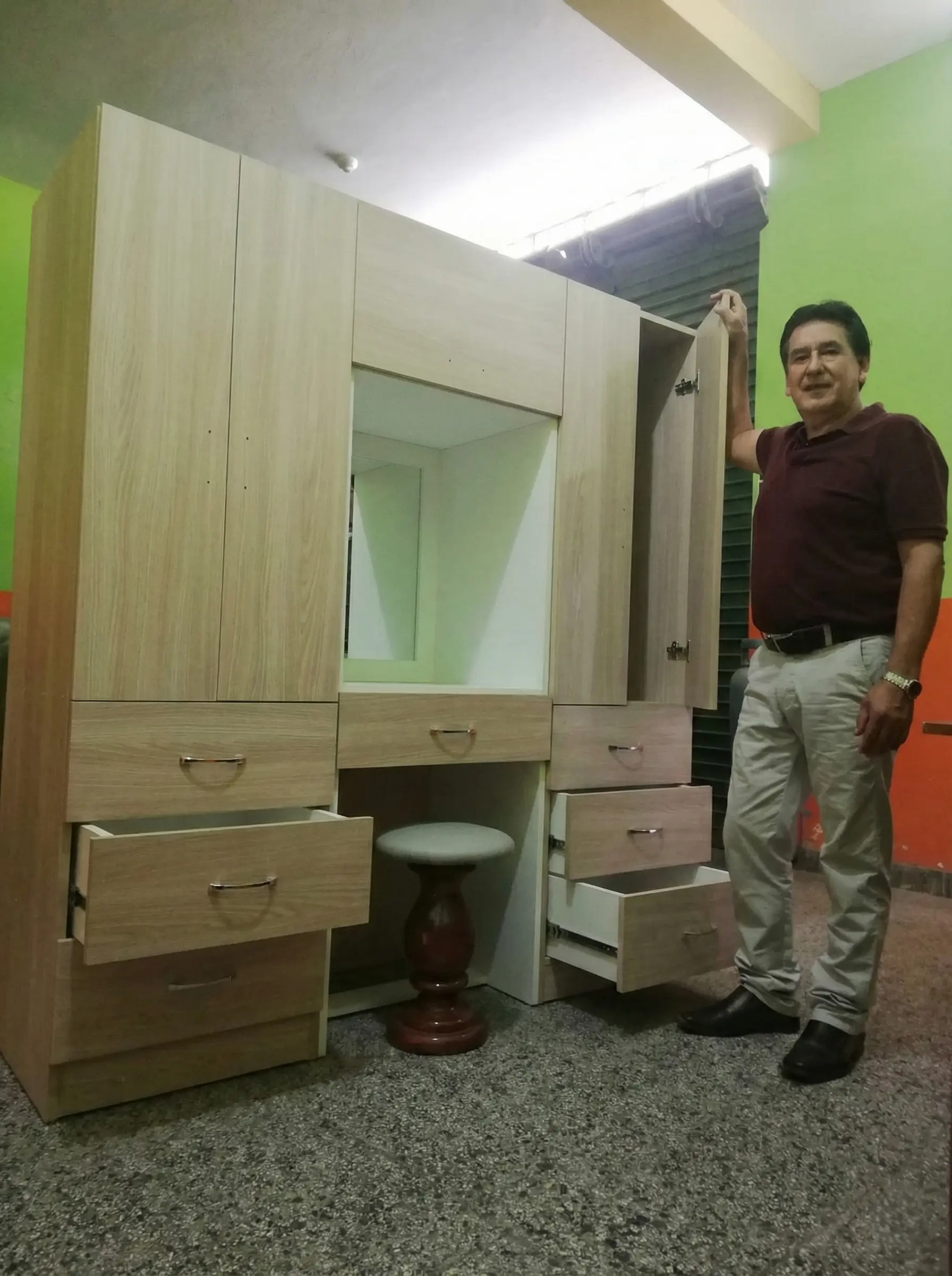 Taller de Ebanos Muebles - Artesanos trabajando la madera